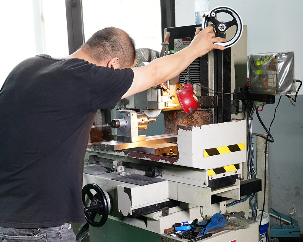 Blow Mold Machining—Okamoto Planer Grinder (Japan)