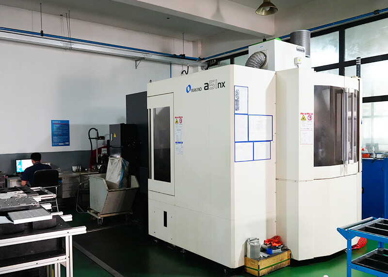 Makino de cuatro ejes